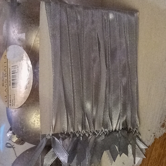 🎄Silver Glass Bulb Set w/Ribbon Hangers - Picture 6 of 7